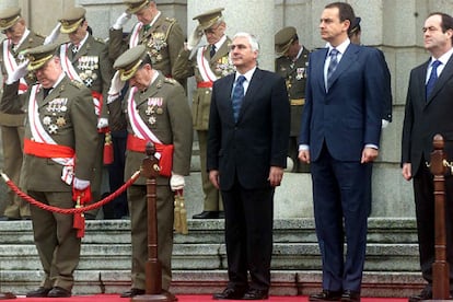 Bono y Zapatero, durante el desfile en la Academia Militar de Toledo.