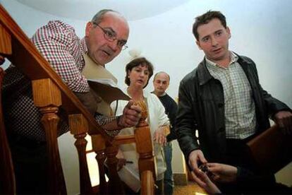 Trinidad Bravo, nueva alcaldesa de Cortes de Arenoso, en el centro, junto con los tres concejales del PP, ayer en el Ayuntamiento.