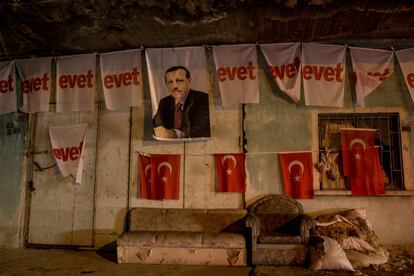 Un cartel con un retrato del presidente turco, Recep Tayyip Erdogan, es visto colgado de la pared de un edificio en Konya (Turquía) el 1 de abril de 2017.