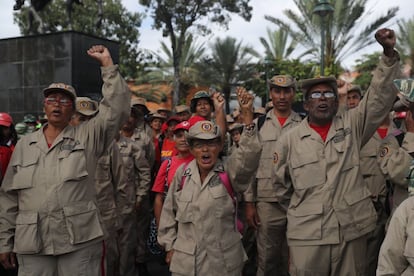 Combatientes afines a Maduro gritan consignas a favor del presidente venezolano durante la contramanifestación, en Caracas.