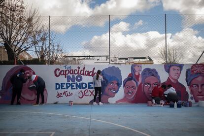 Los alumnos del colegio público rematan el mural.