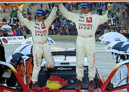 Sainz (derecha) y su copiloto Marc Martí celebran el triunfo sobre el capó de su coche.
