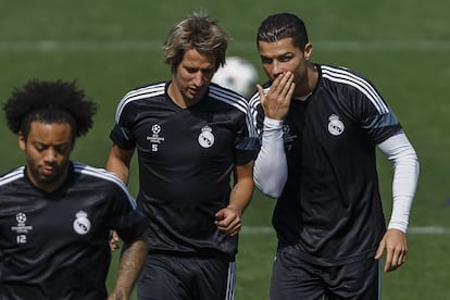 Cristiano Ronaldo habla con Coentrao. En primer término, Marcelo.