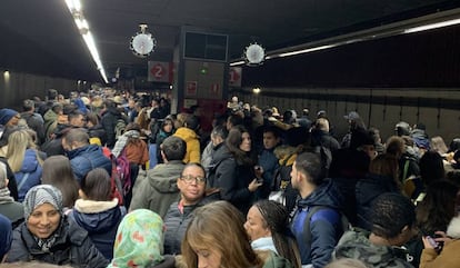 Miles de usuarios en el interior de la estación de Parla, en una imagen de archivo.