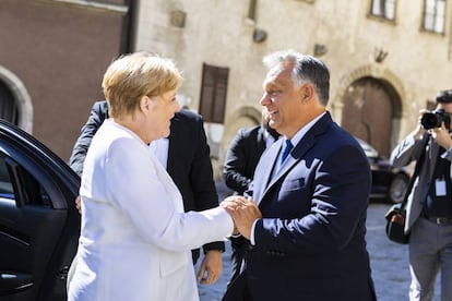 Angela Merkel y Viktor Orbán, este lunes en Sopron (Hungría).