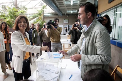 Cristina Losada, candidata por Ciudadanos a la Xunta, deposita su voto en la urna, en un colegio electoral habilitado en el Ayuntamiento de Vigo.