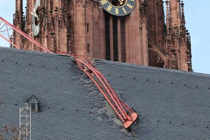 La catedral de Fráncfort Frankfurt dañada por una grúa, que se ha derrumbado durante el paso de la tormenta Ciara, el 10 de febrero.
