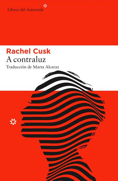 A contraluz es una novela extraña. ¿Eso es bueno o es malo? Depende del tipo de lector que se enfrente a ella. A muchos escritores y lectores exquisitos les entusiasmará. A los lectores más convencionales les producirá perplejidad. Su protagonista, una escritora inglesa, viaja a Atenas para participar en unos cursos literarios durante unos días. En el mismo avión, en el viaje, comienza a hablar con su vecino de vuelo (que se llamará siempre así: “mi vecino de vuelo”), quien impudorosamente le cuenta toda su vida, la historia de sus dos matrimonios fracasados y las relaciones con sus hijos.