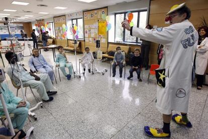 Un payaso act&uacute;a ante un grupo de ni&ntilde;os en el Hospital La Paz.