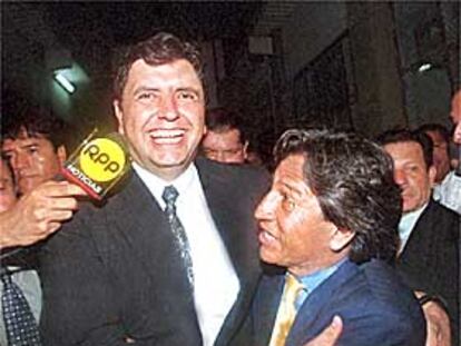 Alan García abraza a su contrincante, Alejandro Toledo, la madrugada de ayer.