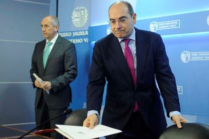 Darpón (en primer término) y Erkoreka, en la rueda de prensa tras el Consejo de Gobierno.