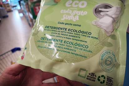 Detergente con etiqueta medioambiental en su envase, este jueves en un supermercado de Sevilla. 