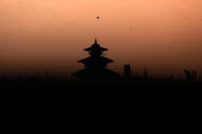 Cometas volando sobre el temple de Hyantapola, durante el 'Dashain', el festival religioso más grande del hinduismo, en Bhaktapur (Nepal).