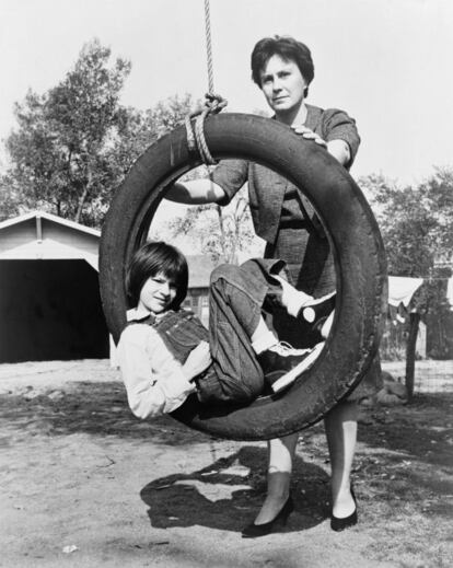 Harper Lee junto con la actriz infantil Mary Badham que interpretó a Jean Louise 'Scout' Finch en Matar a un ruiseñor y por el que fue nominada al Óscar a la mejor actriz de reparto, en una imagen en 1961.