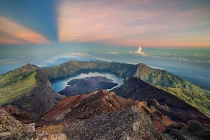 El mapa de la vecina isla de Lombok revela que casi toda su mitad norte está dominada por la majestuosa e inquietante presencia del Gunung Rinjani (en la foto), que con 3.726 metros es el segundo volcán más alto del país. La exigente ascensión requiere planificación, guía, portadores, resistencia y sudor. La ruta serpentea por las laderas del pico hasta el borde de una vasta caldera, que brinda una espléndida vista del sagrado lago del cráter (importante destino de peregrinaje) y del humeante y muy activo minicono de Gunung Baru debajo.