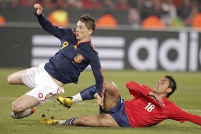 El chileno Jara derriba a Fernando Torres en una acción del partido.