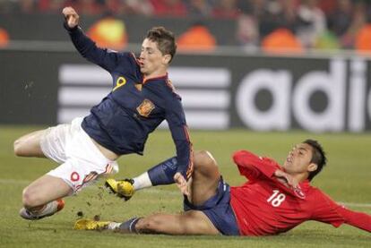 El chileno Jara derriba a Fernando Torres en una acción del partido.