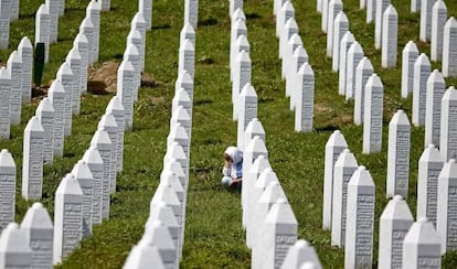 Una mujer llora cerca de la l&aacute;pida de un familiar en el cementerio de Potocari
 