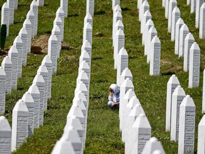 Una mujer llora cerca de la l&aacute;pida de un familiar en el cementerio de Potocari
 