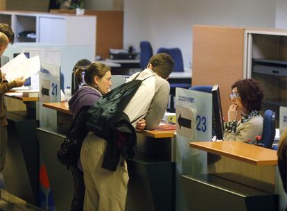 Una funcionaria atiende a varios ciudadanos en la sede central del Gobierno vasco