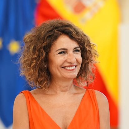 ROTA (CÁDIZ), 21/08/2024.-La vicepresidenta primera y ministra de Hacienda, María Jesús Montero, ha asegurado este miércoles que el Gobierno defiende una migración "ordenada", siempre poniendo por delante "la defensa de los derechos humanos" que "nunca pueden estar en cuestión, venga de donde venga la persona", durante una visita institucional al Ayuntamiento de Rota (Cádiz). EFE/Román Ríos