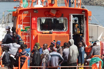 Un grupo de 54 migrantes rescatados este martes del cayuco en el que viajaban en aguas próximas a Gran Canaria.