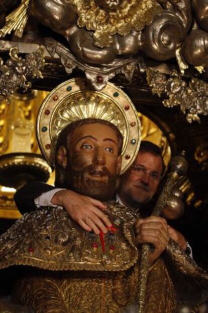 Mariano Rajoy durante una ofrenda al Apóstol de la Catedral de Santiago.