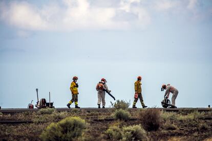 DVD 1071 (25-09-21) Operarios limpian la ceniza volcánica en la pista del aeropuerto de La Palma, donde todos los vuelos han sido cancelados. Foto Samuel Sánchez