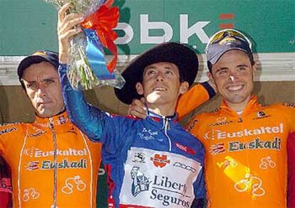 Roberto Heras celebra su triunfo en la Euskal Bizikleta acompañado por Roberto Laiseka (izquierda) y Samuel Sánchez (derecha).