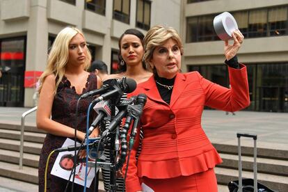 Gloria Allred, el pasado junio en Nueva York, con dos animadoras de un equipo de fútbol americano a las que representa contra un entrenador por acoso sexual.