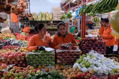 Dos mujeres trabajan en un mercado en Bogotá (Colombia).