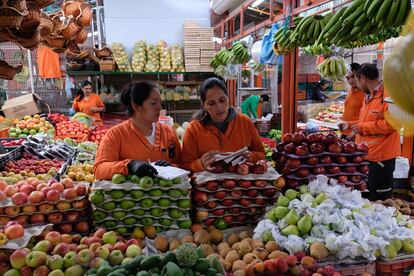 Dos mujeres trabajan en un mercado en Bogotá (Colombia).