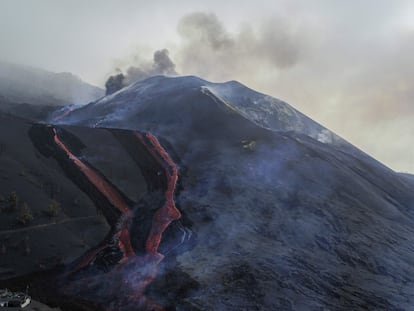 Imagen del volcán de La Palma tomada el lunes por la Unidad Militar de Emergencias del Ejército Español.