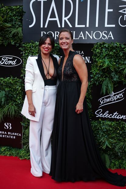 La presentadora María Casado y su pareja, la cantante, Martina Di Rosso, en la gala benéfica de Starlite.