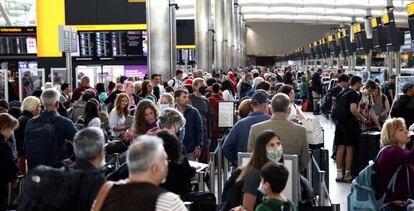 Pasajeros en la Terminal 2 del aeropuerto londinense de Heathrow.