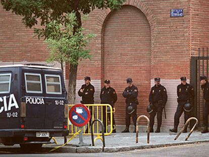 Agentes del Cuerpo Nacional de Policía vigilan el acto político de la Falange en el instituto Ramiro de Maeztu.