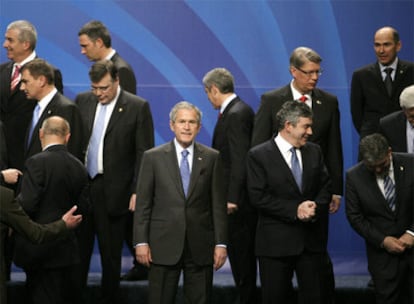 Bush (centro) y otros dirigentes se preparan para la foto de familia en la cumbre de la OTAN de abril.