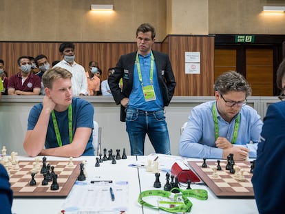 Carlsen mira las partidas de sus compañeros Hammer y Christiansen este domingo en Chennai