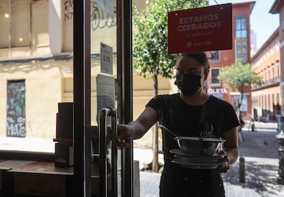 La sidrería La Cuenca en Madrid, con sus ventanas y puerta principal cerradas.