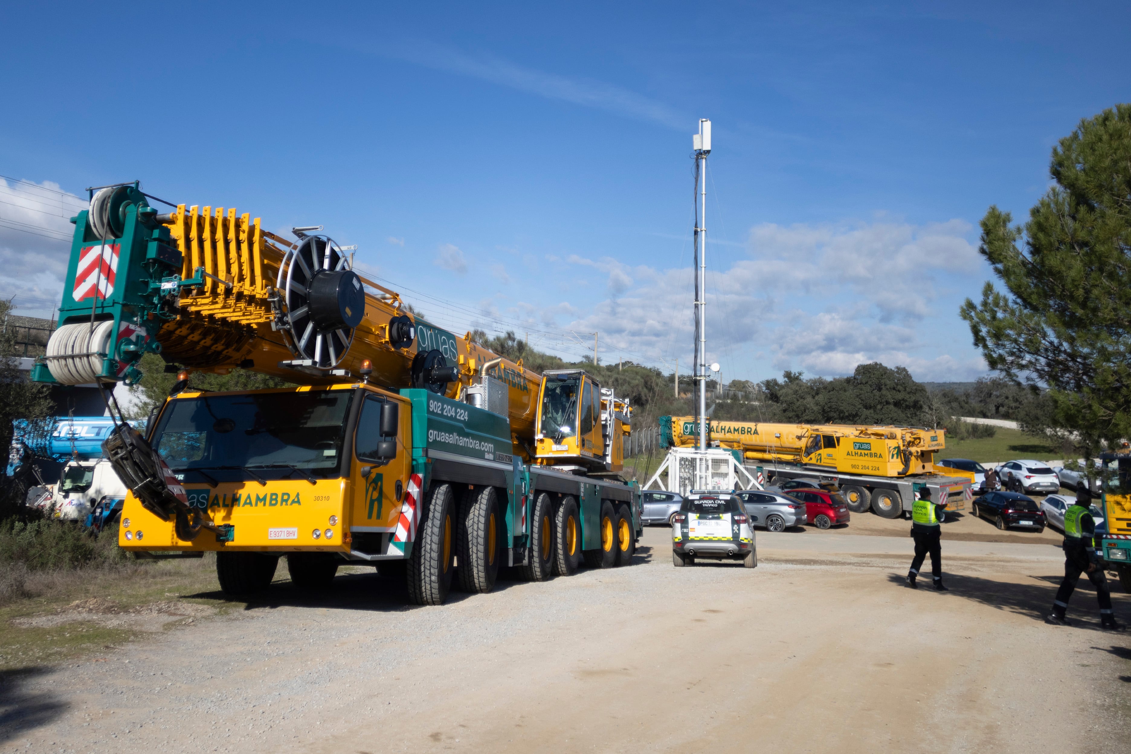 Una de las dos grúas desplazadas hasta el lugar del accidente.