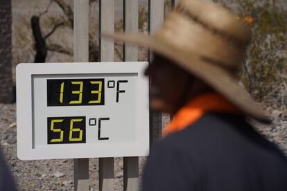 La gente visita un termómetro en el Parque Nacional Death Valley, California. Death Valley en el sureste del desierto de Mojave de California alcanzó los 128 grados Fahrenheit (53 grados Celsius) el sábado, según la lectura del Servicio Meteorológico Nacional en Furnace Creek.