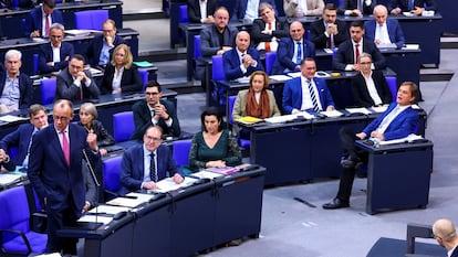 Merz comparece en la sesión parlamentaria. En la bancada de la derecha, los diputados de AfD.