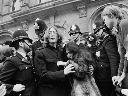 John Lennon y Yoko Ono abandonan los juzgados de Marylebone en Londres en octubre de 1968 tras la audiencia del juicio por posesión de drogas.