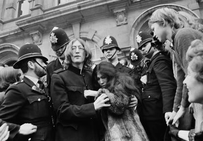 John Lennon y Yoko Ono abandonan los juzgados de Marylebone en Londres en octubre de 1968 tras la audiencia del juicio por posesión de drogas.
