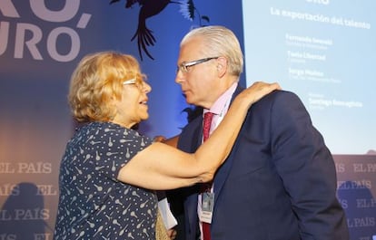 El exjuez Baltasar Garzón con la alcaldesa de Madrid, Manuela Carmena.