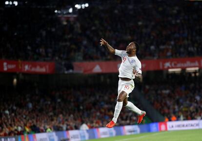 Sterling celebra el primer gol de la selección inglesa.