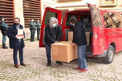 Momento en el que la furgoneta llega a Barbastro desde el Museo de Lleida con las primeras 23 piezas entregadas de las parroquias.