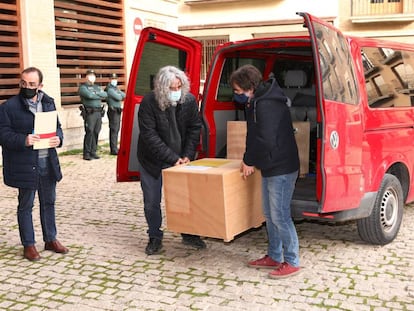 Momento en el que la furgoneta llega a Barbastro desde el Museo de Lleida con las primeras 23 piezas entregadas de las parroquias.