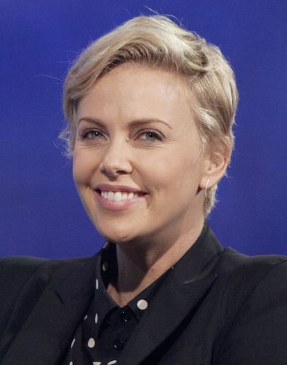 La actriz Charlize Theron no ha cumplido con el ritual de "romper con una pareja y cambiar de peinado" y la actriz sigue siendo fiel a su color rubio platino