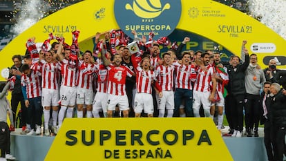 Los jugadores del Athletic celebran la conquista de la Supercopa tras ganar el domingo al Barça en La Cartuja.